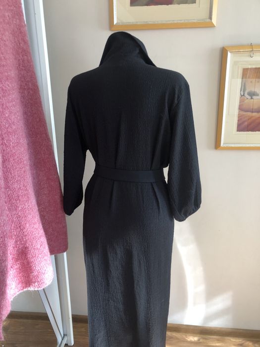 Czarna sukienka koszulowy krój