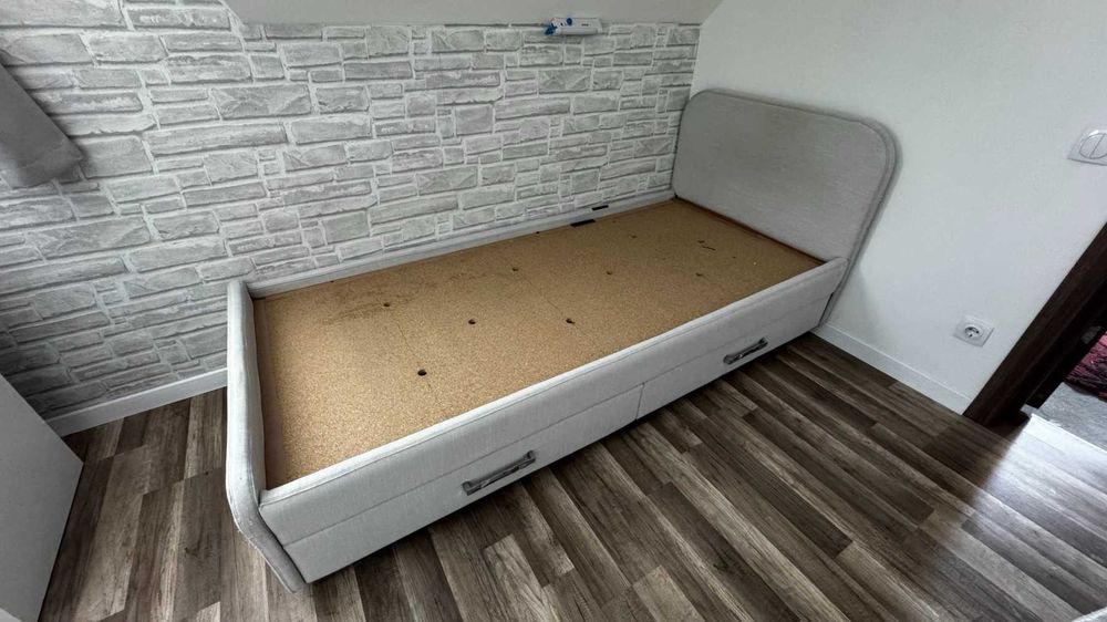 Підліткова кровать 200 х 90 з м'якою оббивкою.