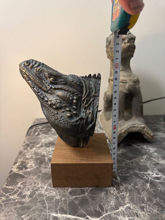 Estátua de cabeça de iguana azul feita de cobre puro.
