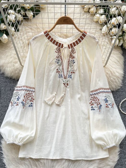 Ніжні вишиванки квітами та китицями в білому та айворі