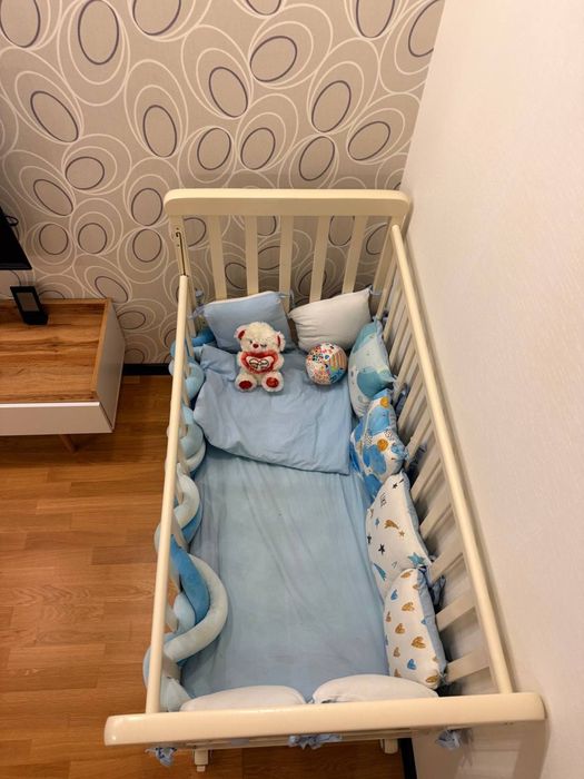Продаємо дитячу ліжко з комодом