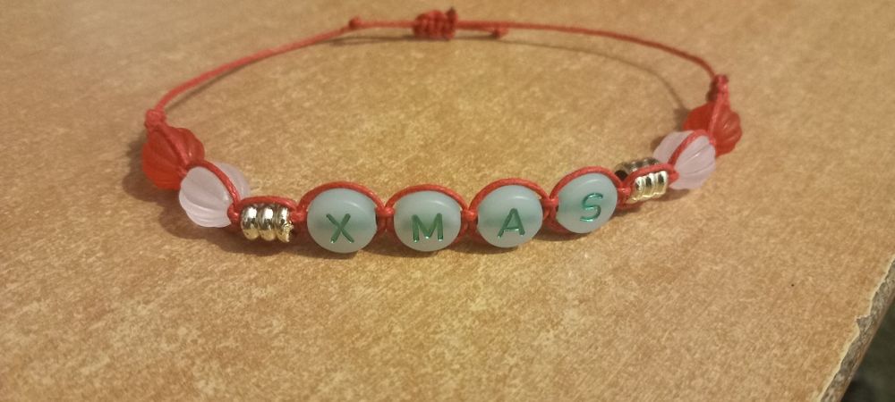 Bransoletka makramowa czerwona. Świecąca w ciemności