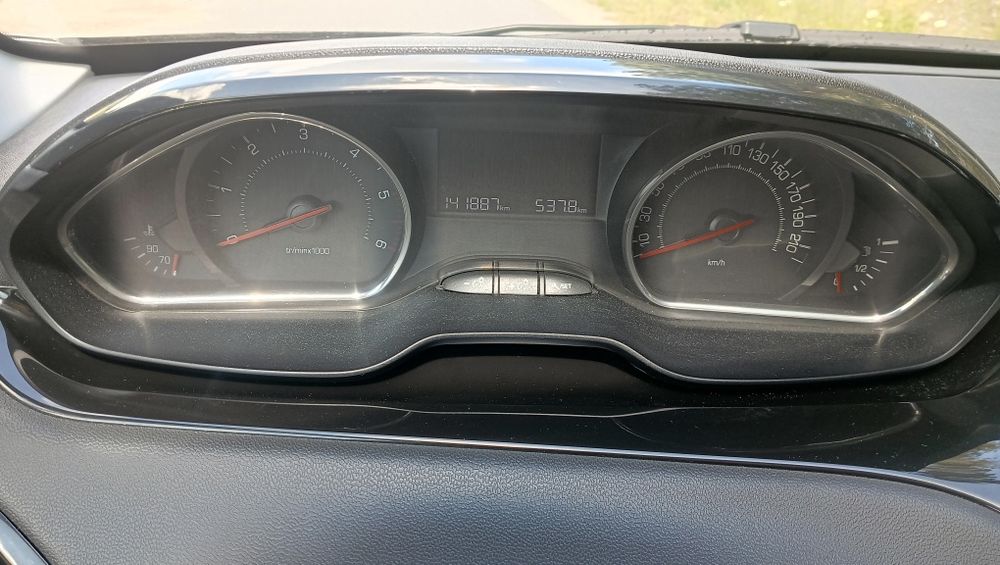 Peugeot 208 1.4 niski przebieg polecam .