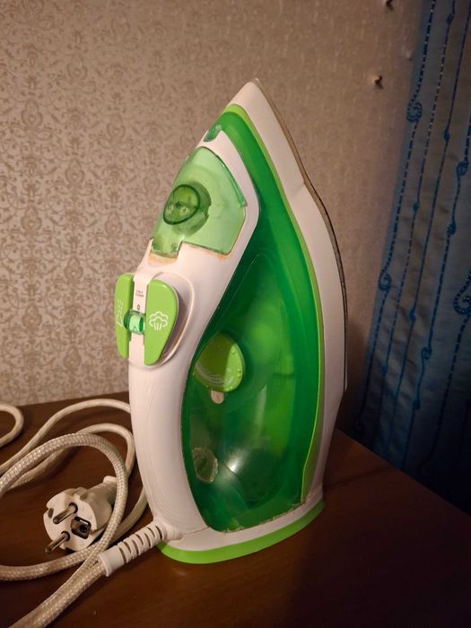 Праска Філіпс Featherlight Plus GC1426/70 ПІД РЕМОНТ або на запчастини