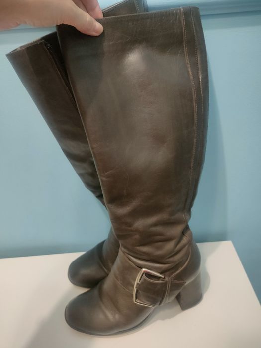 Коричневі високі шкіряні чоботи