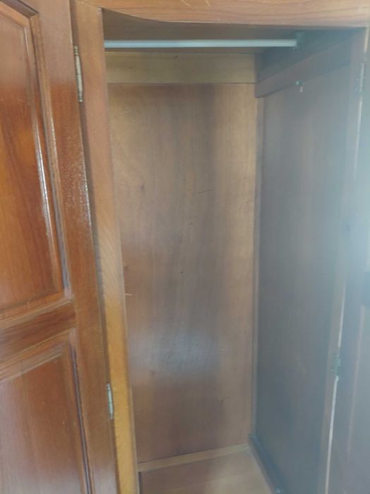 Móvel Guarda Vestidos em Madeira de Castanho - Largura: 1,62m; Altura: 1,80m; Profundidade: 60cm