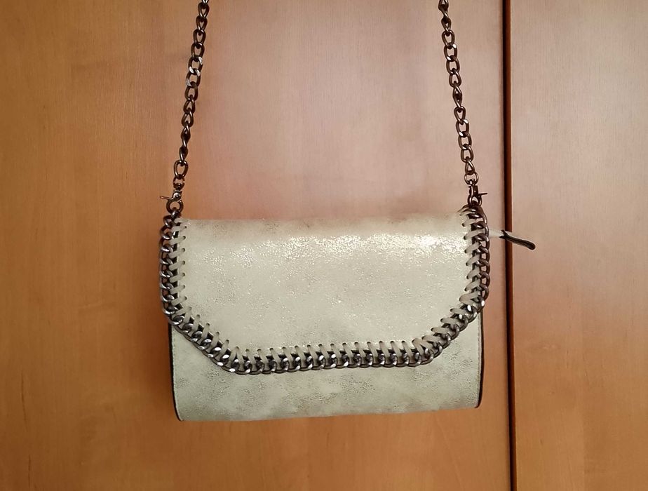 Torebka damska listonoszka imitacja zamszu z metalowym łańcuszkiem.