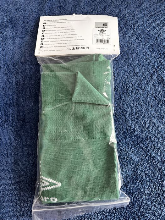 Piłkarskie getry Umbro rozmiar 35-39