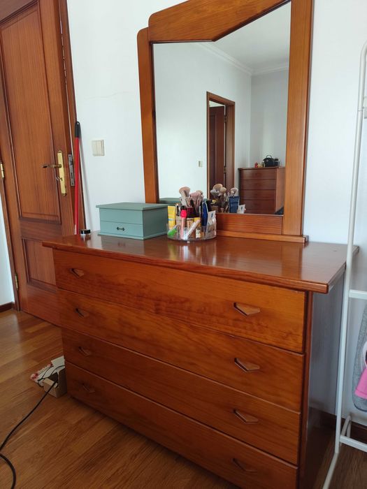 2 mesas cabeceira + cómoda + camiseiro