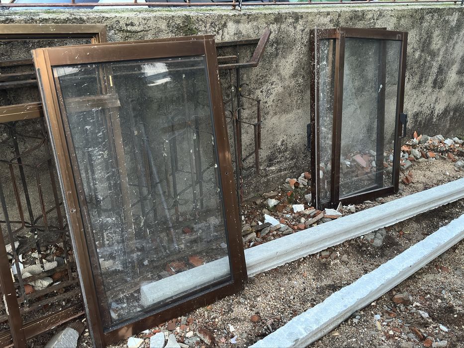 Vendo 2 janelas completas