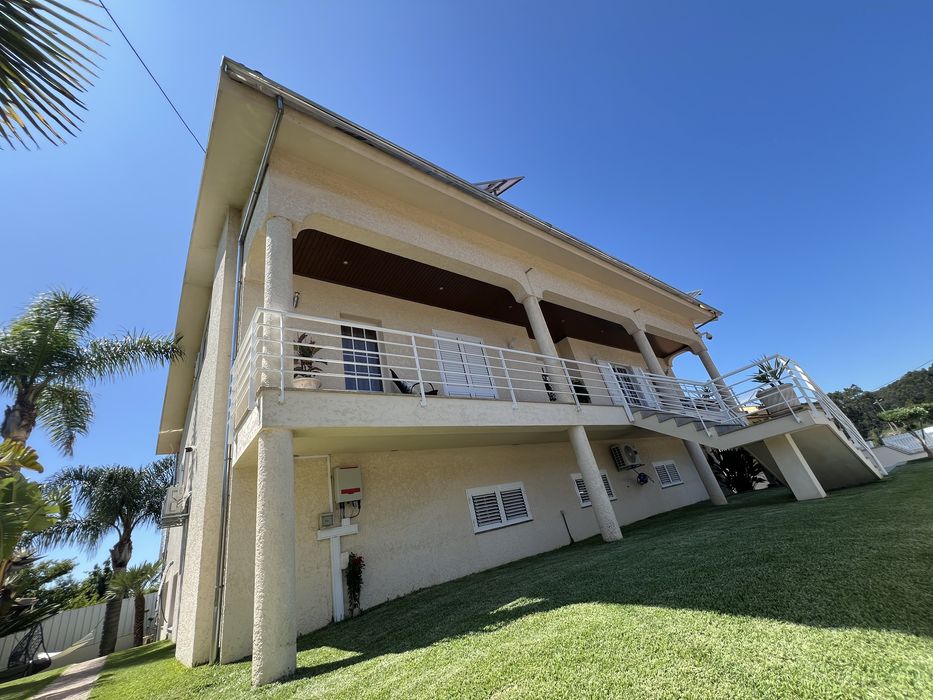 Alugo vivenda T4  com 370 metros