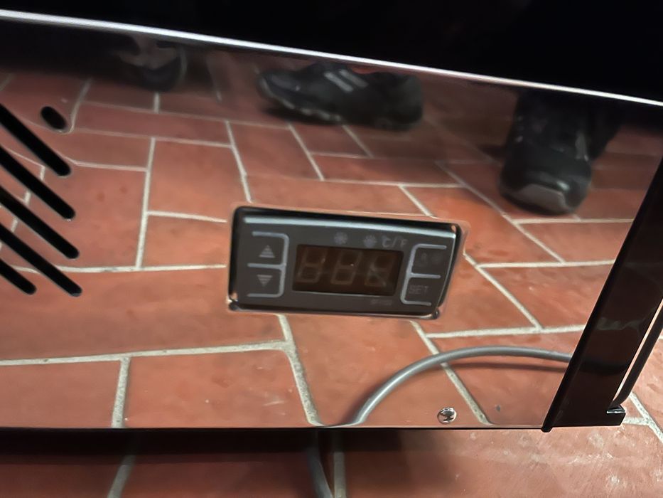 Вітрина холодильник для випічки , десертів