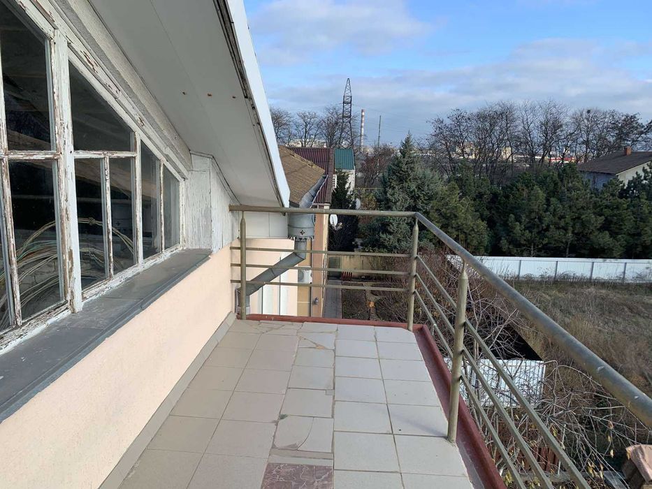 Двоповерховий будинок 420 кв. м. в с. Молодіжне біля Чорноморська. Ділянка 6,7 соток.
