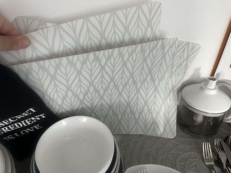 Zestaw talerze kubki sztucce szklanki i inne porcelana