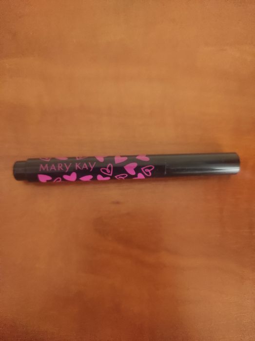 pomadka z sercem Bold Red od Mary Kay