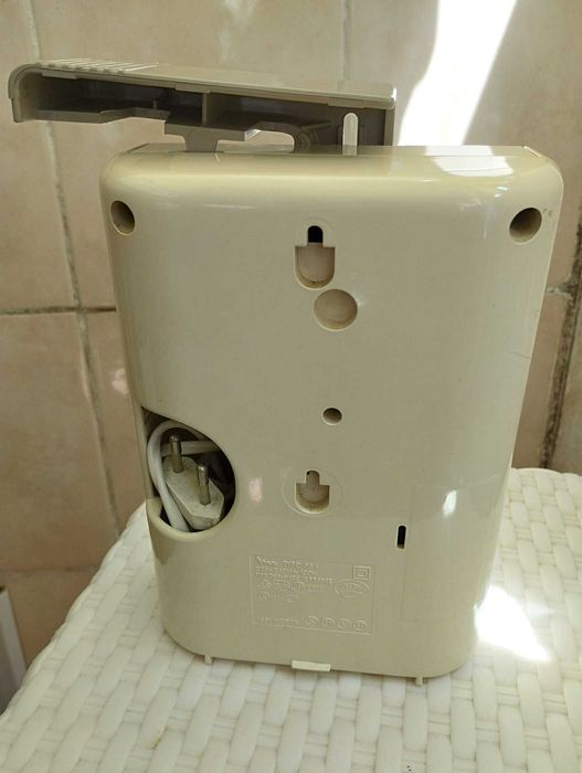 Máquina eléctrica  para abrir latas. Em bom estado.