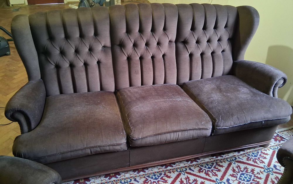 Ofereço Jogo de sofás (um triplo e dois individuais)