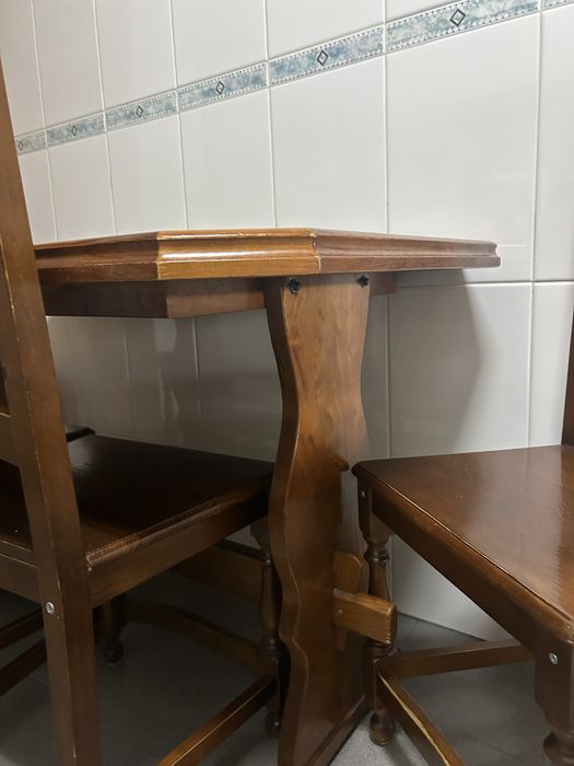 Mesa com 4 cadeiras de cozinha