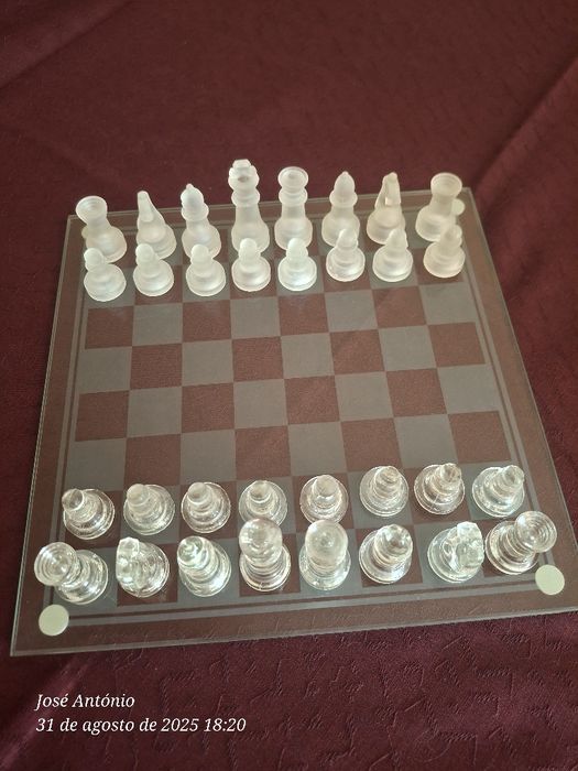 Tabuleiro de vidro com peças de xadrez