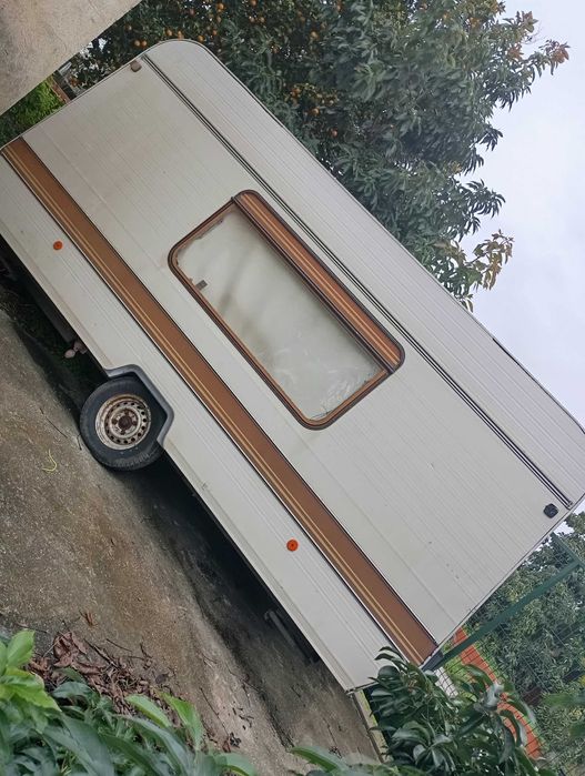 Roulote com documentos para reparar