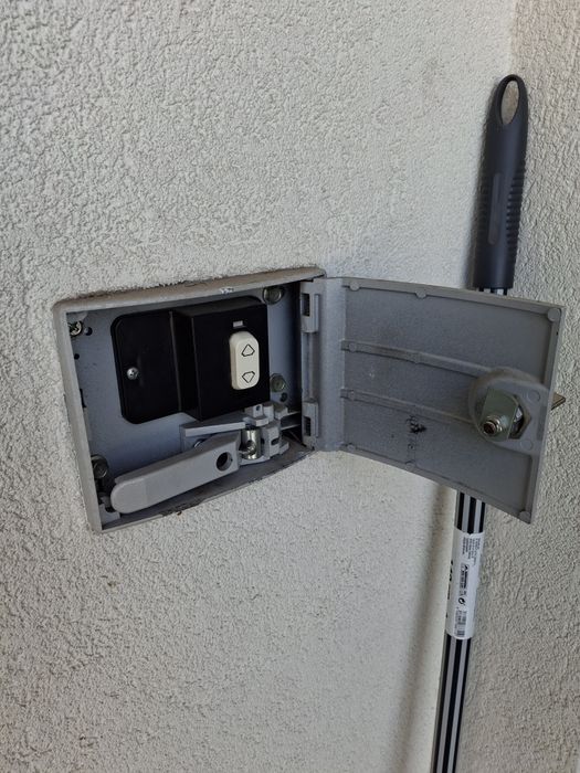 Porta metalica bascolante