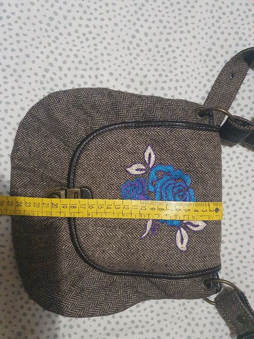 Mala Castanha com flor azul. Praticamente nova. Tiracolo.