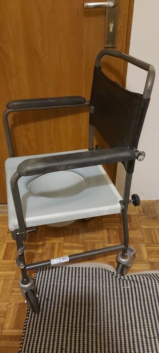 Wózek toaletowy na kółkach