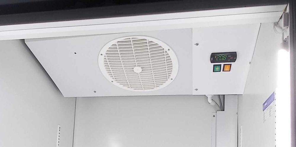 Холодильна вітрина на 915 літрів широка однодверна вітрина