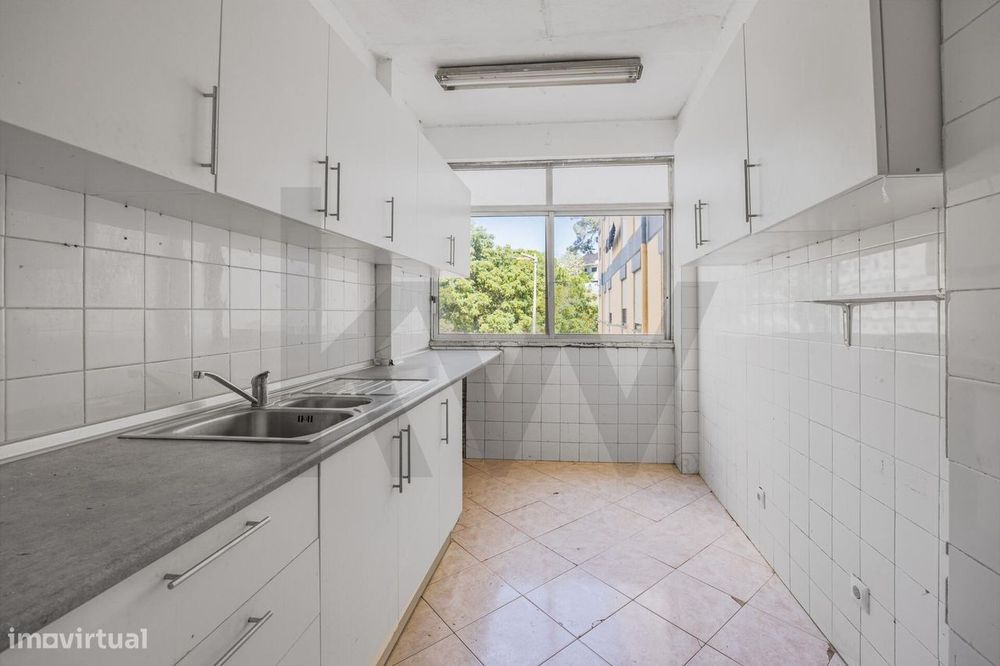T2 Em Miratejo | Corroios | 1.º Andar | Potencial Para Remodelação Tot