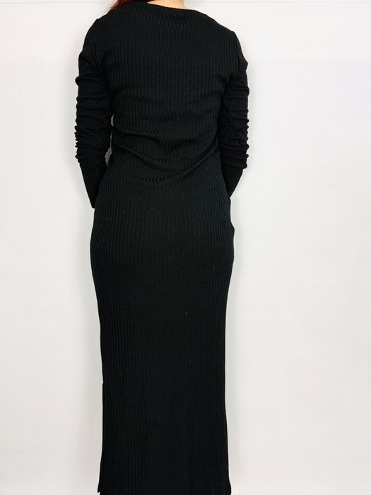 Czarna sukienka prążkowana midi M 38