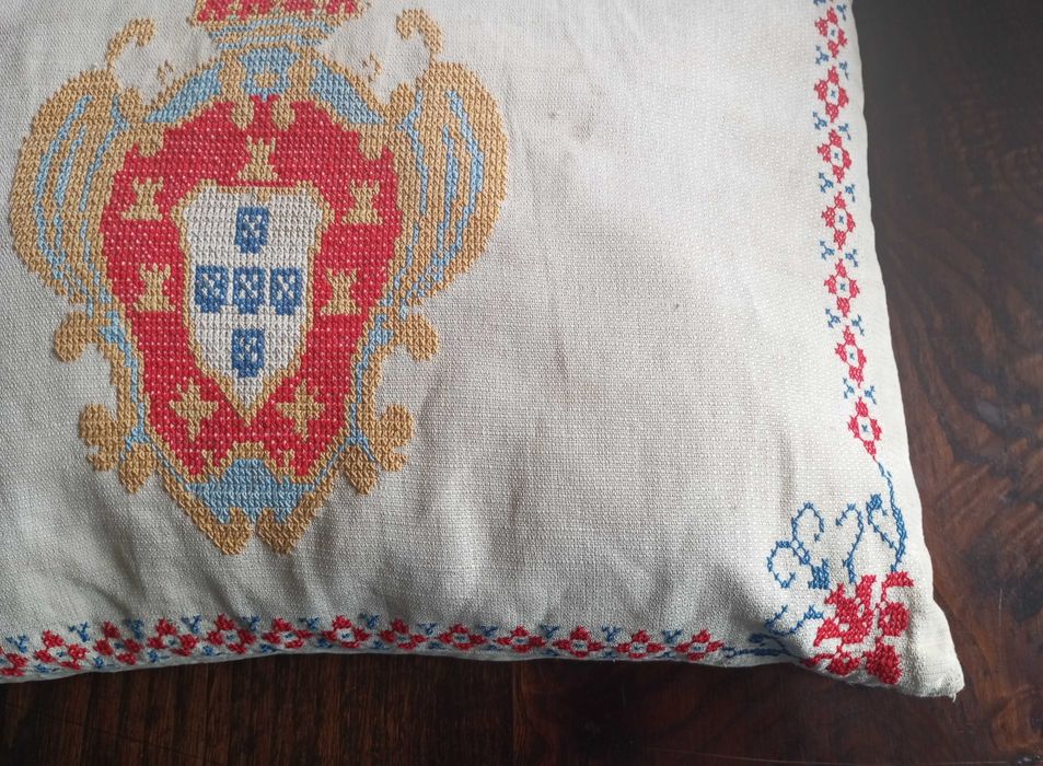 Antiga almofada bordada com as Armas do Reino de Portugal