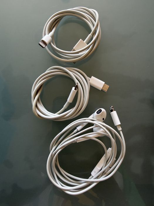Conjunto: Iphone 14, cabos e capas