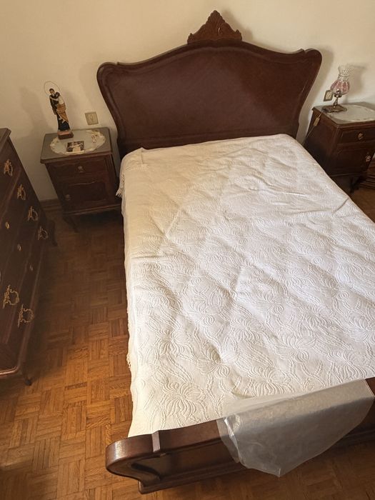 Cama de madeira vintage
