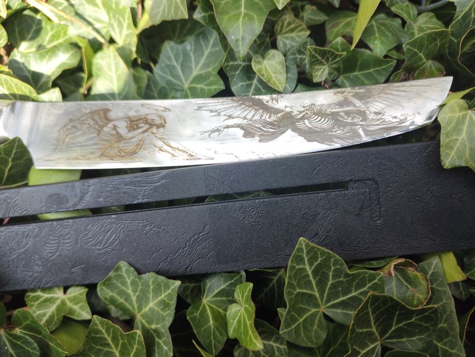 Nóż z grawerem anioła i diabła