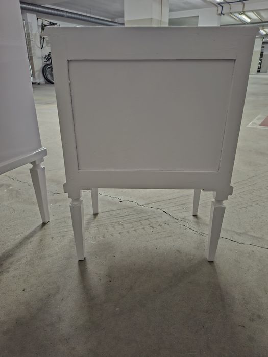 Cómoda e mesinhas de cabeceira restauradas