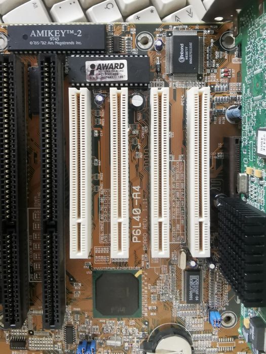 Motherboard Tekram Slot 1 com cpu e ram