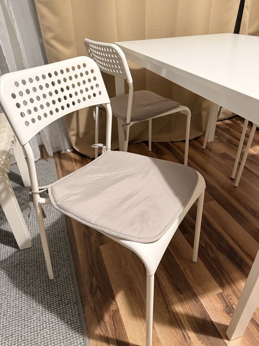 Biały stół Ikea i 4 krzesła