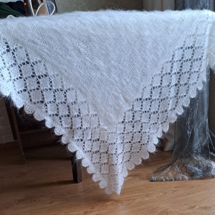 Пухова хустка ручної роботи .