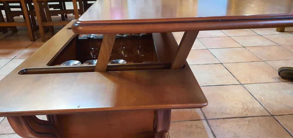 mesa de sala de estar com mini bar incluido