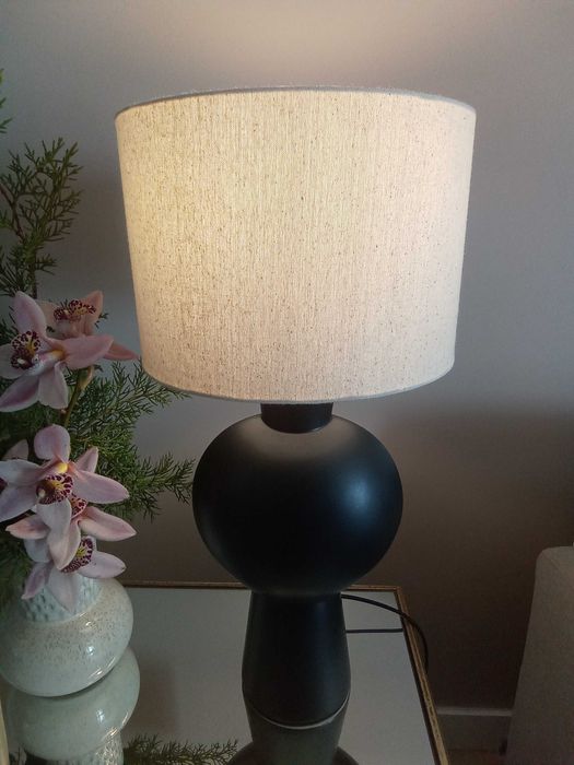candeeiro de mesa base preta