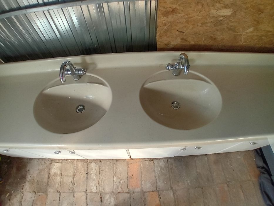 Zestaw do łazienki umywalka baterie szafka