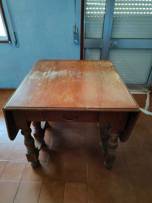 Mesa rectangular em madeira