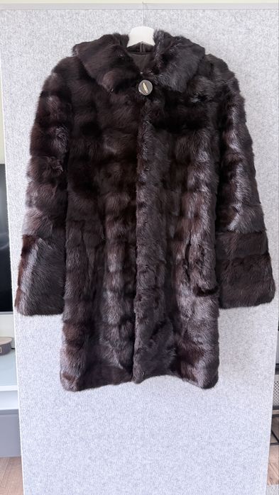 Eleganckie futro z naturalnych norek – ciemna czekolada | S
