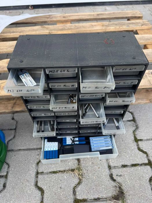 Zestaw gwintowników, narzynek, frezów HSS ok. 10 kg + szafki