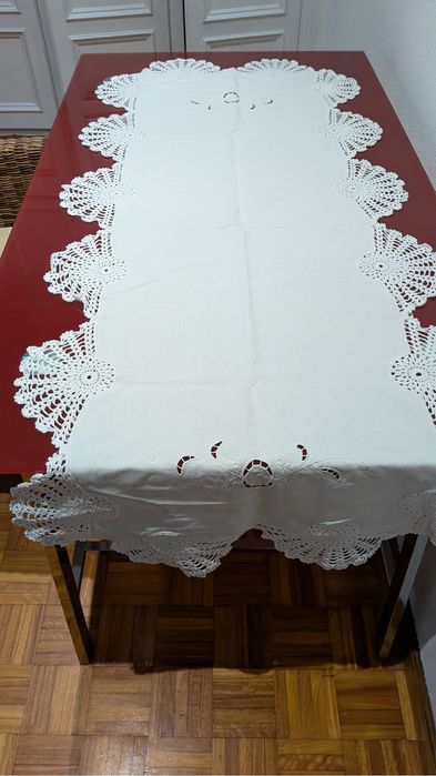 Centro de mesa em linho e renda e bordado