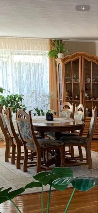 Продається дубовий стіл з стільцями!