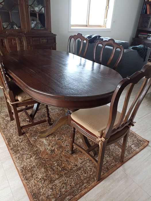 Mesa ,3 cadeiras e móvel