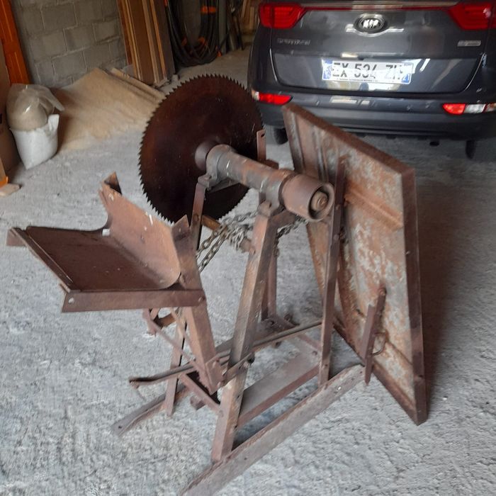 Mesa com disco para cortar