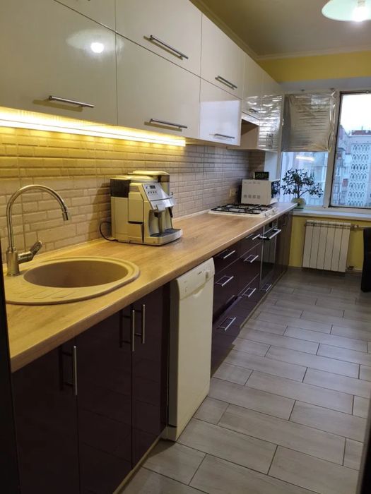 Продаж 3 кімнатної квартири у Дніпровському районі