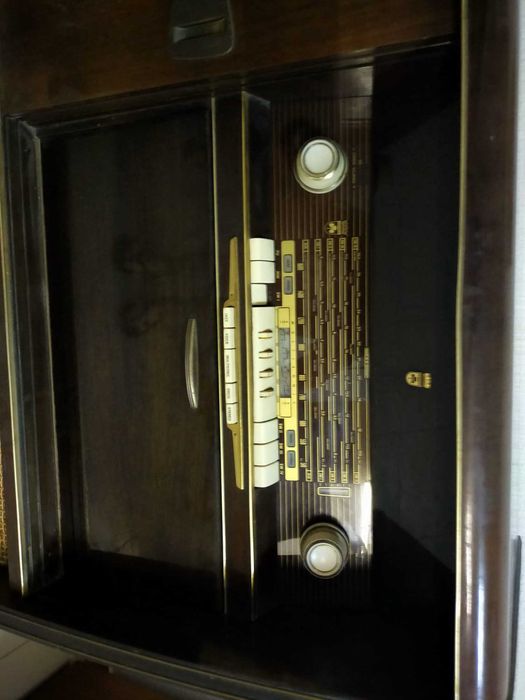 1940s-style cabinet with built-in radio and record player64730238571906121